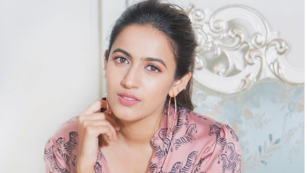 యాంకర్ గా చేసి..