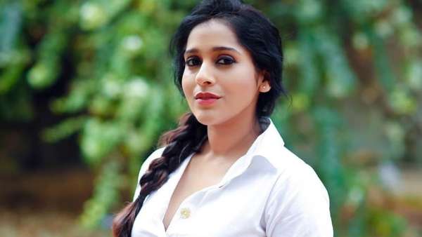 హీరో ఫొటో గోడ మీద.. అది మాత్రం బెడ్ మీద