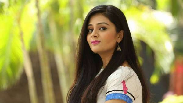 ముద్దులు.. రొమాంటిక్ డ్యాన్స్తో