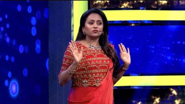 కోపంతో చేతిలో కార్డ్స్ విసిరేసిన సుమ