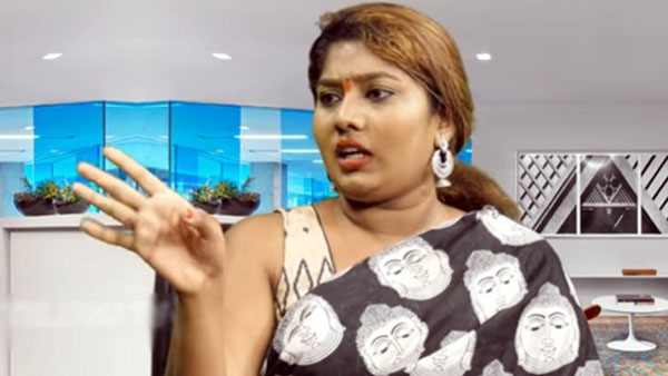 రోడ్డుపై పండ్లు అమ్ముకొంటూ..