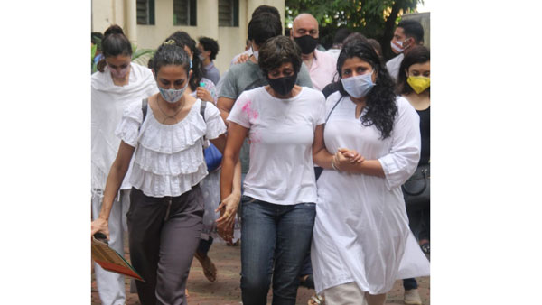 భర్తకు స్వయంగా తలకొరివి పెట్టిన మందిరా బేడి.. భోరున విలపిస్తుండగా అంత్యక్రియలు!