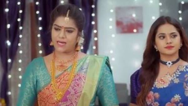 తెల్లటి చీర మీద రక్తపు మరకలు