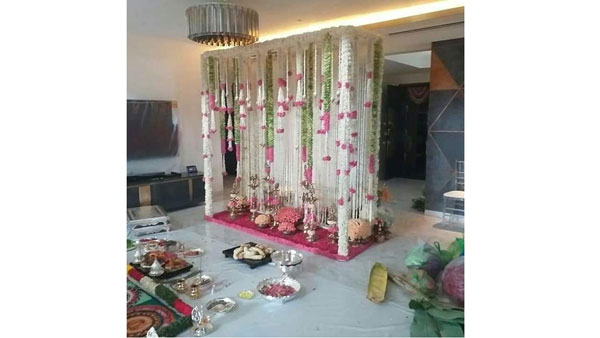 భార్య, తల్లితో కలిసి పూజలు