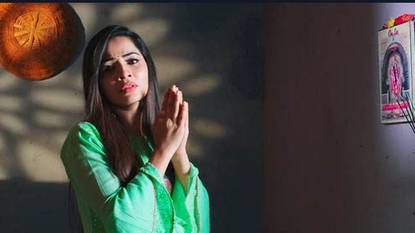 సాయిబాబా ముందు క్షమించమని మోనిత