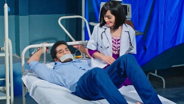 బెడ్కు కట్టేసి.. మోనిత ఇంజెక్షన్..