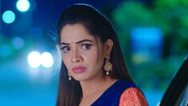 చీరెలు, జాకెట్లుకు డిజైన్లు అంటూ మోనిత చులకనగా