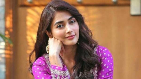 Pooja Hegde: పొట్టి నిక్కరుతో ఘాటుగా కనిపించిన పూజా హెగ్డే.. జాకెట్ ను అలా ఓపెన్ చేసి..
