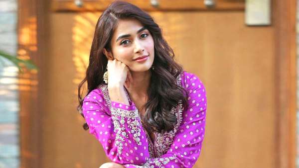 Pooja Hegde ఆ అనుభవం నన్ను మార్చేసింది.. తిరిగి ఇచ్చేయాల్సిందే అంటూ బుట్ట బొమ్మ ఎమోషనల్