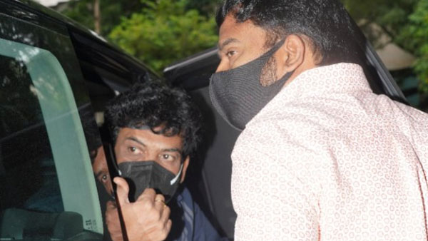 ముందే కొడుకుతో