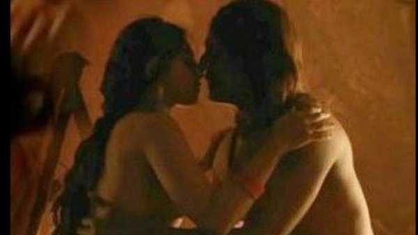 పార్చ్డ్ చిత్రంలో రొమాంటిక్గా
