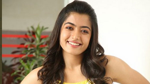 అప్పుడప్పుడూ అందాల విందు చేస్తూ
