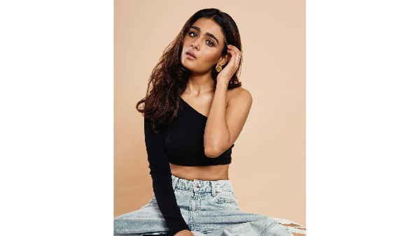 చినిగిన జీన్స్ లో..