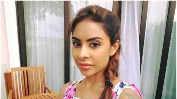 తొడల మీద చేతులేసి