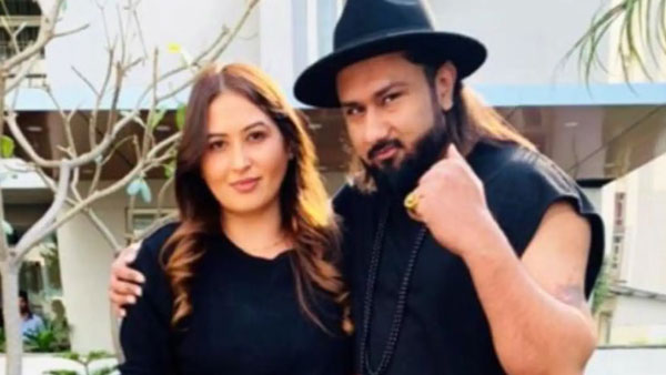 నేను బట్టలు మార్చుకుంటున్నా