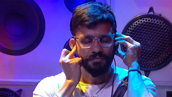 విశ్వకు పవర్స్... బట్టలు ఇచ్చేయాలని