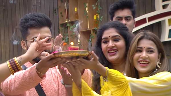 వినాయకుడిని ప్రతిష్టించి..