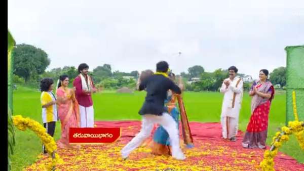 ఇక పూజ అనంతరం అందరికీ పట్టు చీరలు పెట్టించిన జ్ఞానాంబ