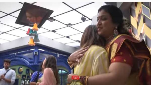ఆడవాళ్ల బట్టలు వేసుకుని సందడి