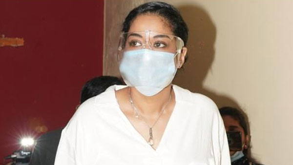 సూట్ కేసు పట్టుకొని ముమైత్ ఖాన్