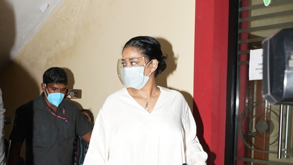 రిజస్టర్లో సంతకం చేసిన ముమైత్ ఖాన్