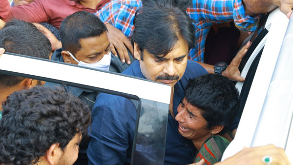 కిక్కిరిసిన జనాన్ని దాటుకొని పవన్ కల్యాణ్