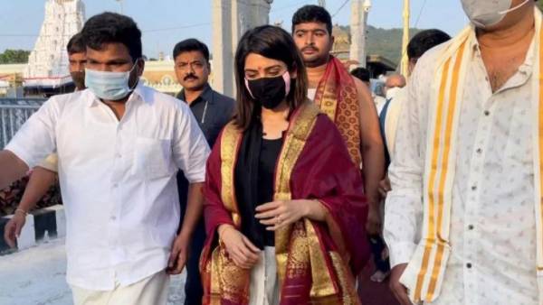 బాలాజీని దర్శించుకొన్న సమంత