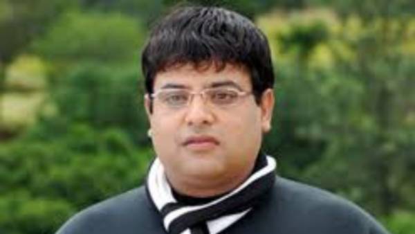 పేకాట ఆడుతున్న నేపథ్యంలో
