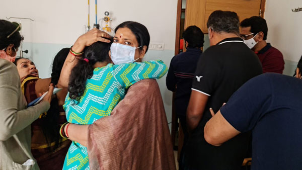 జీవితను పట్టుకొని మయూఖ ఏడుస్తూ..