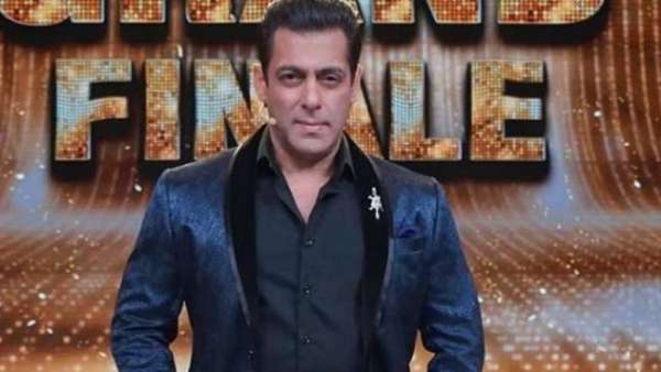 ఫారెస్ట్ బ్యాక్ డ్రాప్ లో