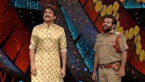 అమ్మాయి మెడలో చేయిన్ లాగారు