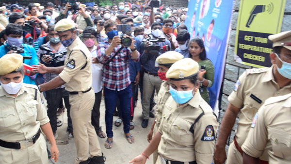 సీసీ ఫుటేజ్ ఇవ్వండి
