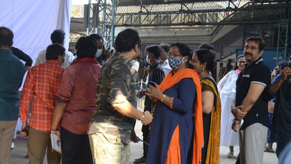 ఆర్టిస్టులను భయపెట్టారు