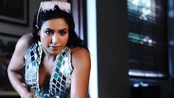 బ్రాలెస్గా కనిపించిన షాకిచ్చింది