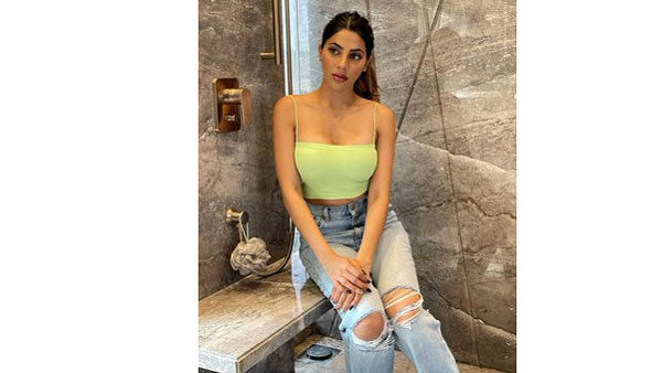 చీకటి గదిలో చితక్కొట్టుడు..