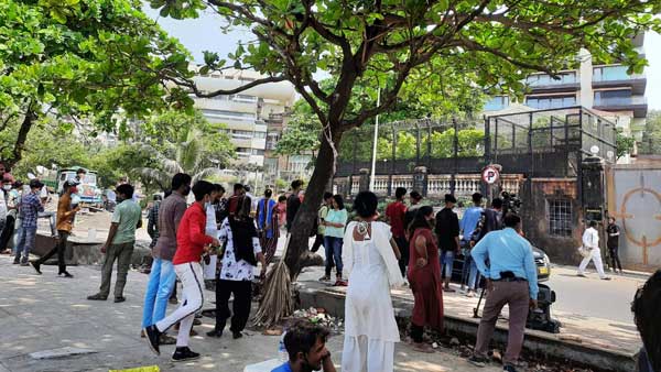 ఎన్సీబీ అధికారులు మన్నత్లోకి