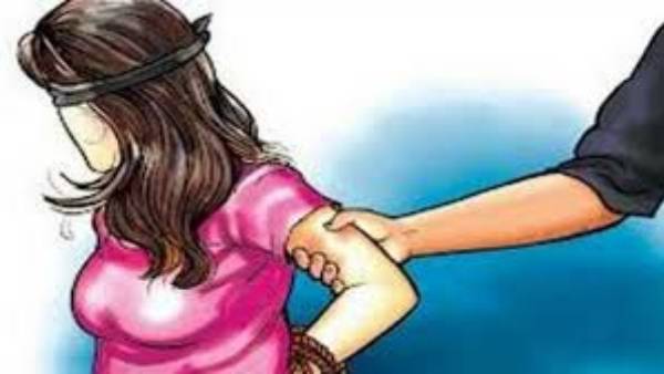 వెనుక నుంచి ఒడిలోకి లాగేసుకొని