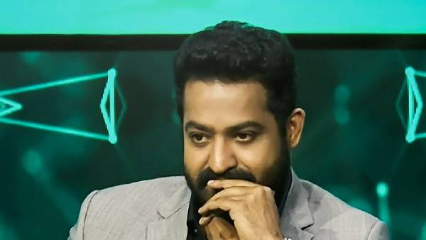 ఈ చిత్రంలోని విగ్రహం ఏ వ్యక్తిదో గుర్తించండి