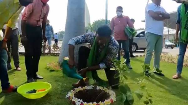 Enemy Stars Vishal, Arya, Mirnalini Ravi Participated in MP Santhosh Kumars Green India Challenge Enemy Stars Vishal, Arya, Mirnalini Ravi Participated in MP Santhosh Kumars Green India Challenge