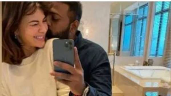 బుగ్గపై జాక్వలైన్ ముద్దు.. రొమాంటిక్గా సెల్ఫీ