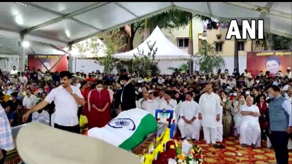 అభిమానుల సందర్శనార్థం