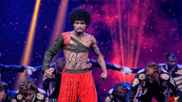 హీరోయిన్లను పరిచయం చేశాడు