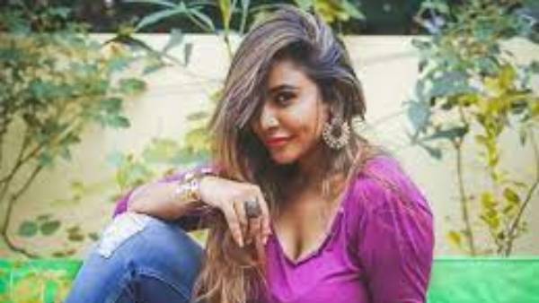 సపోర్ట్ చేస్తూ