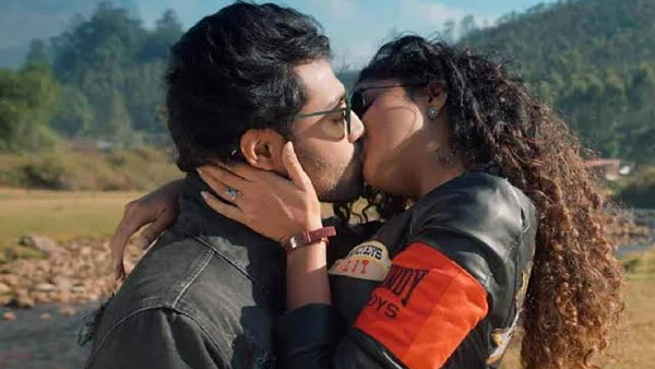 మొదటి లిప్ లాక్