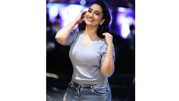 ఎన్నో ఆఫర్లు... యాంకర్గానే