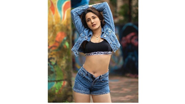 ఆఫిసర్ పాత్రలో