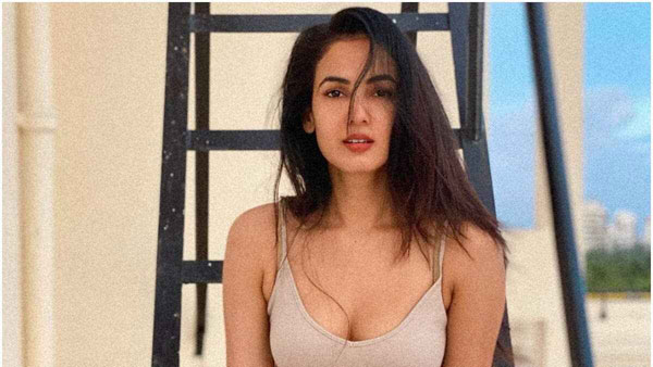 అందంతో మాయ చేసిన సోనాల్