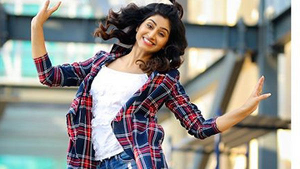 అందంతో మాయ చేసిన వర్షిణి
