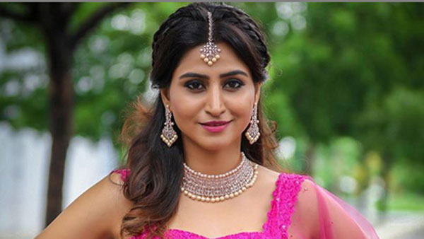అలా ఎంట్రీ.. యాంకర్గా మారి