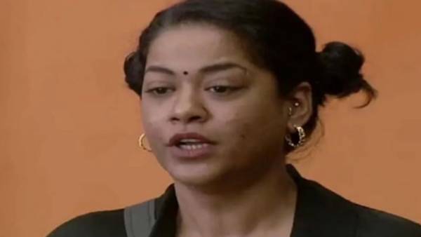 నాగుపాము అంటూ ముమైత్ ఖాన్
